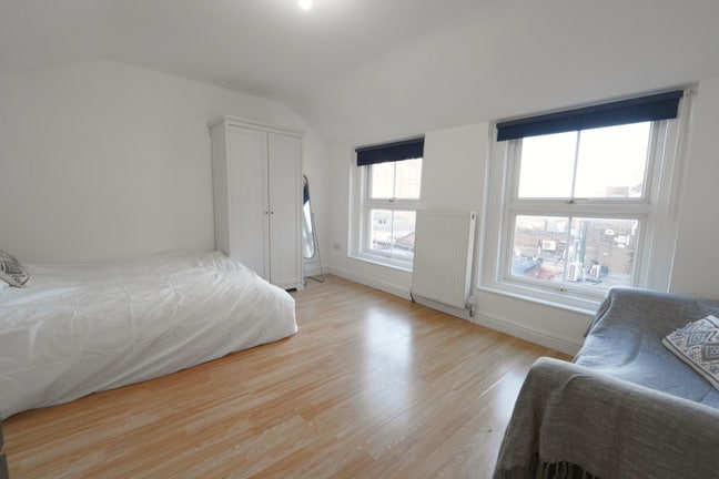 A Master Bedroom in White Chapel Main Photo