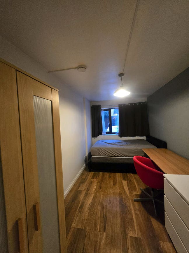 En-suíte available in E14 zone 2 Main Photo