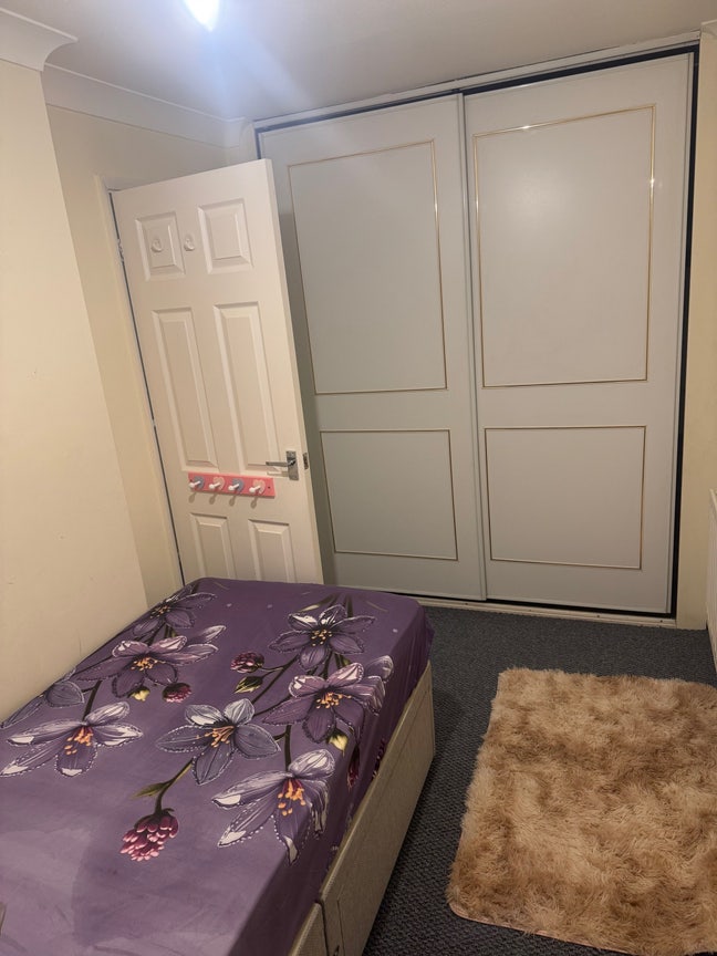 One single bedroom avilable  Main Photo