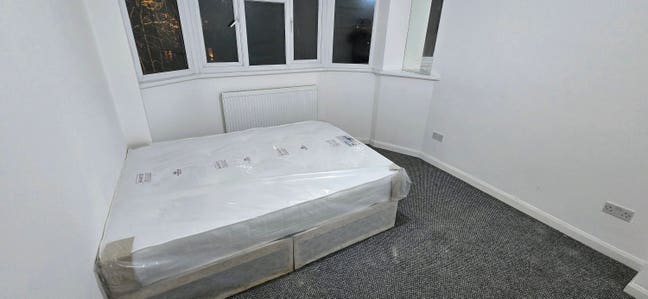 4 Bed Garden House with off Street Parking. Main Photo