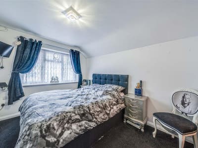 Double Ensuite. Parking. Garden. 5 mins to Station Main Photo
