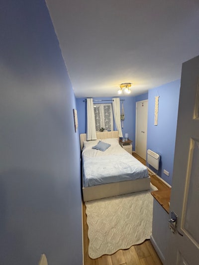 Monday to Friday Let : Double Room Available  Main Photo