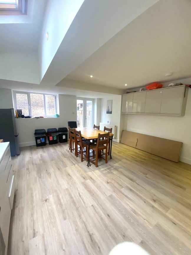 📦 All Bills + Cleaner  •  SW17 🧼✨
 Main Photo