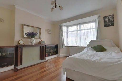 Spacious bedroom in Greenford Broadway  Main Photo