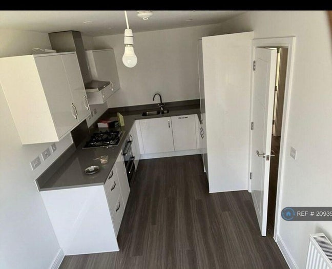 Double  large room Available ready to move  &pound;700  Main Photo