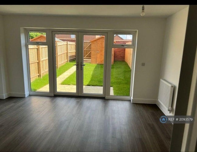 Single room available from 25th December  Main Photo