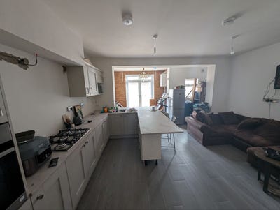 Single box room in shared house Main Photo