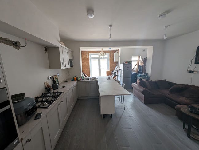 Extra Large Room Town House Main Photo