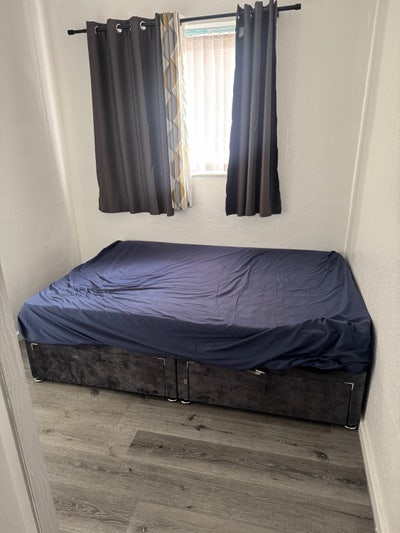 One Bed in a flat share  Main Photo