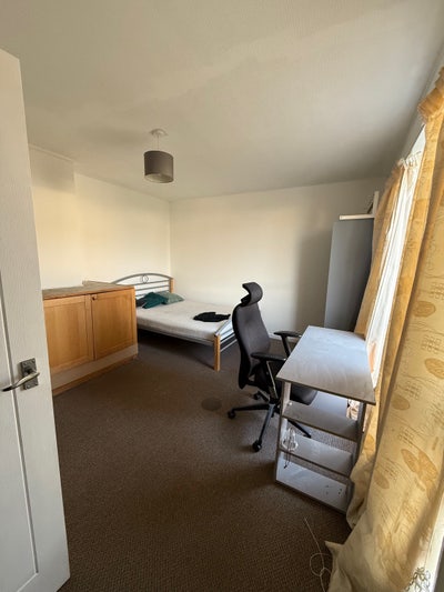 Spacious Double Room Available in Tile Hill Area Main Photo