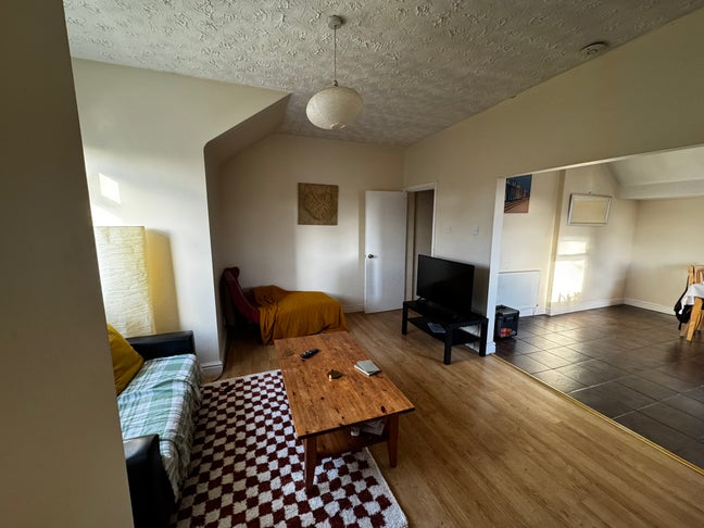 Single room available, bills included Main Photo