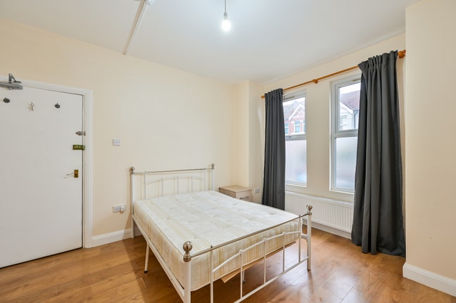 Double Bedroom Newly Decorated Available inc Bills Main Photo