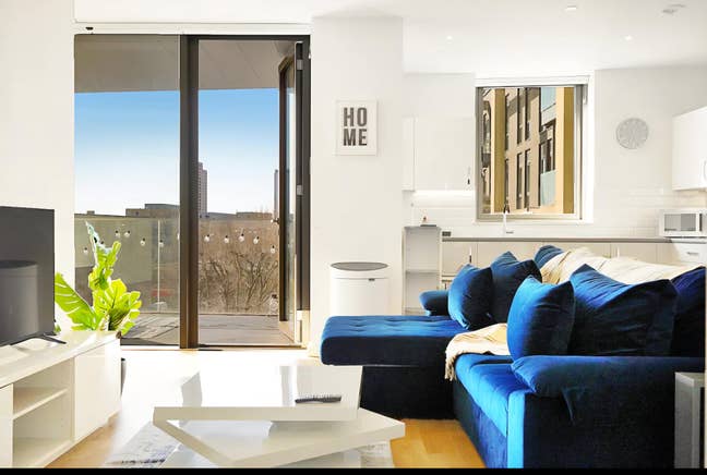 Serene Double Room in Riverside Apartment Main Photo