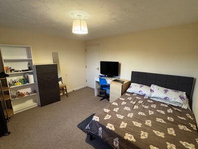 Spacious Double Bed Room in Central Bradley Stroke Main Photo