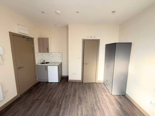 DSS-Studio Flat Available in West Drayton UB7 Main Photo
