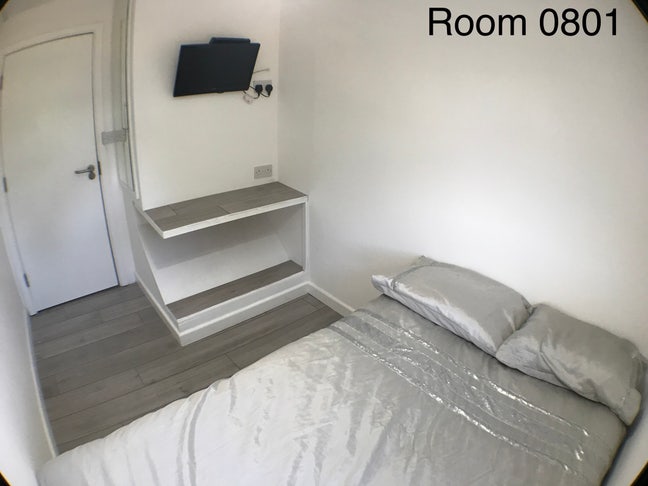 0801 small double en-suite in town centre  Main Photo