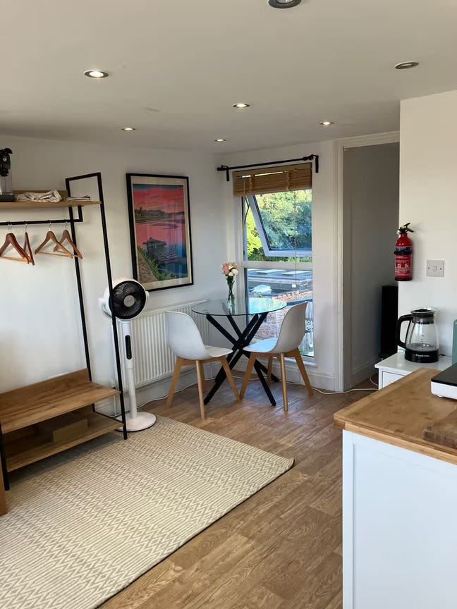 Large studio with private bathroom Main Photo