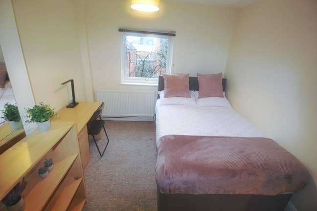 🏡 Modern Rooms Available| 3 Doubles + 1 Single| Main Photo