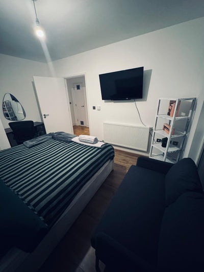 Stylish Furnished 2-Bed, 2-Bath + Extra Room | NW9 Main Photo