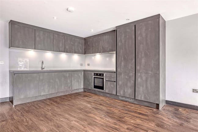 Spacious Double Room – Ideal for 2 📍Loughton Main Photo