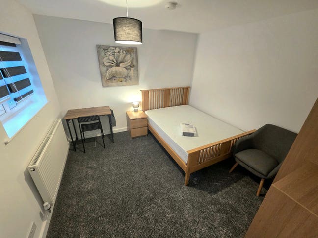 Extra Large rooms close to town centre Main Photo