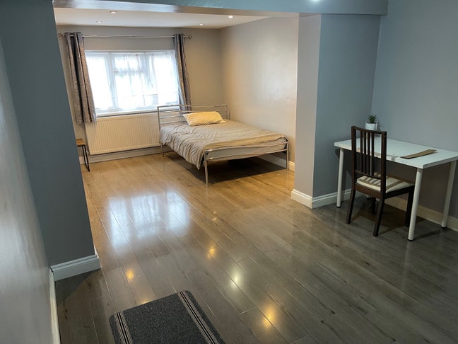 Extra Large Double Room - converted loft room Main Photo