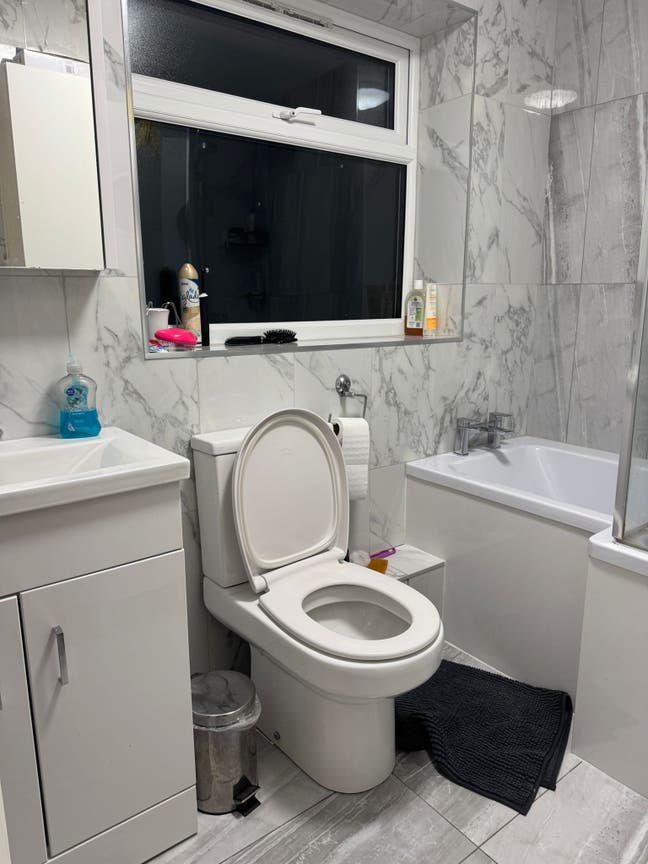 Single room ( space for single in double bedroom ) Main Photo