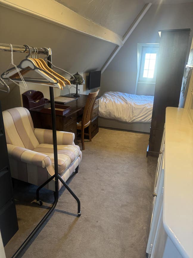 Double room to let 0.5 m to Esher station/Thames D Main Photo