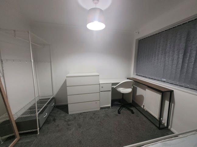 A room to let in Kingswinford Main Photo