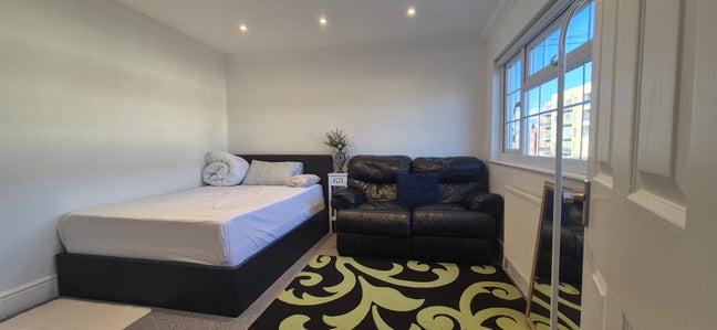 King Size Bedroom for a Couple/Single Person! Main Photo