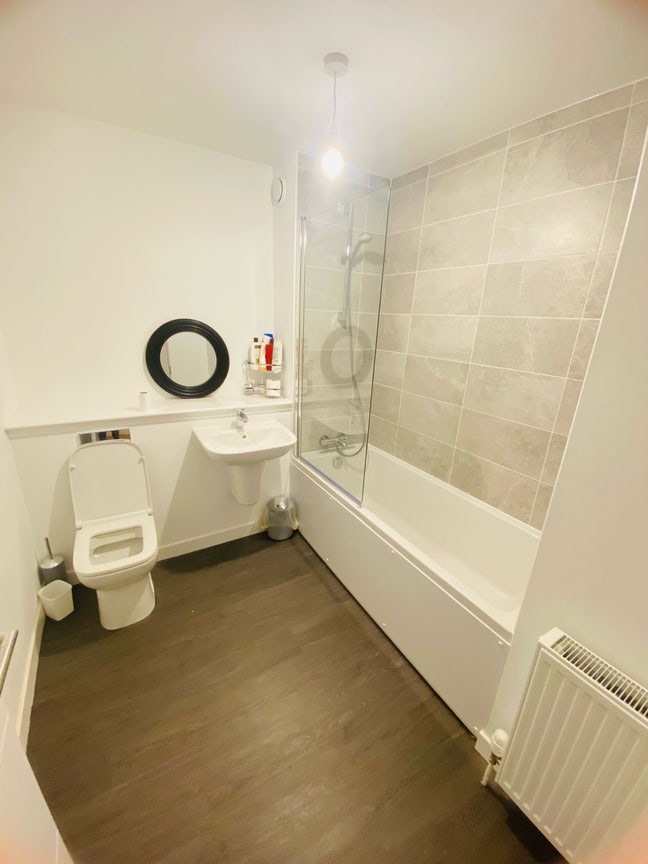 1 single room in 4 bedroom house  Main Photo