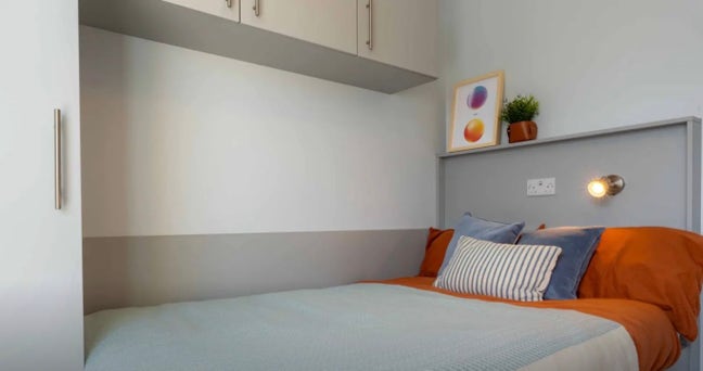 IQ City - Silver Ensuite Plus room Main Photo