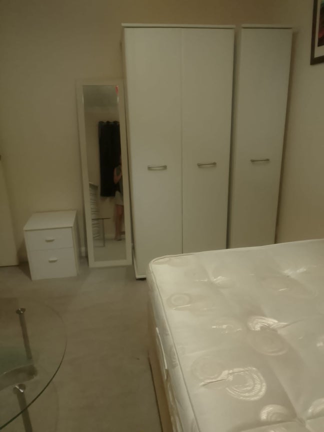 Double & Single Room To Rent Main Photo