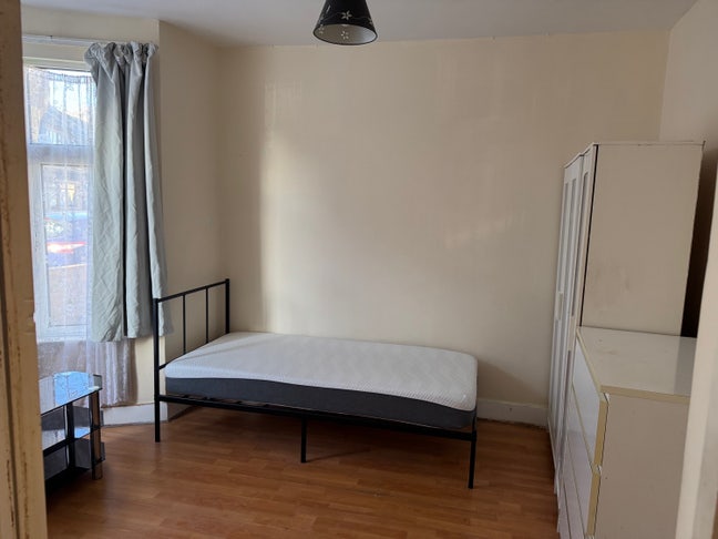 Big single room to rent Main Photo