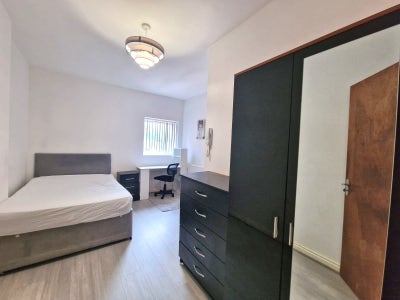 ** LARGE En Suite City Centre - ll Bills Included! Main Photo