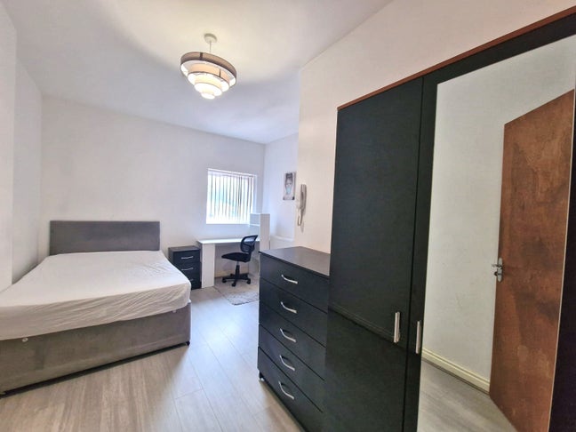 ** LARGE En Suite City Centre - ll Bills Included! Main Photo
