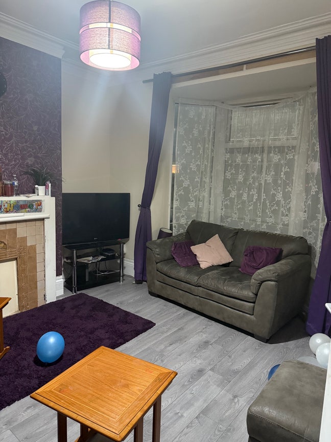 1 Double Room Available Main Photo