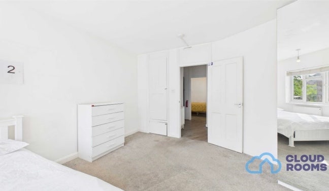 Large Double Room Available in a share flat Main Photo