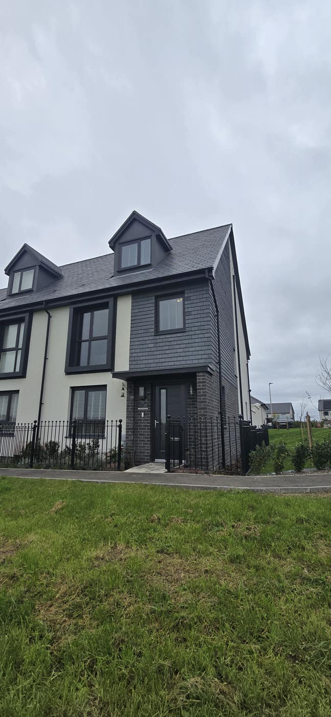 Double Room Available in Calm, Spacious 4-Bed Home Main Photo