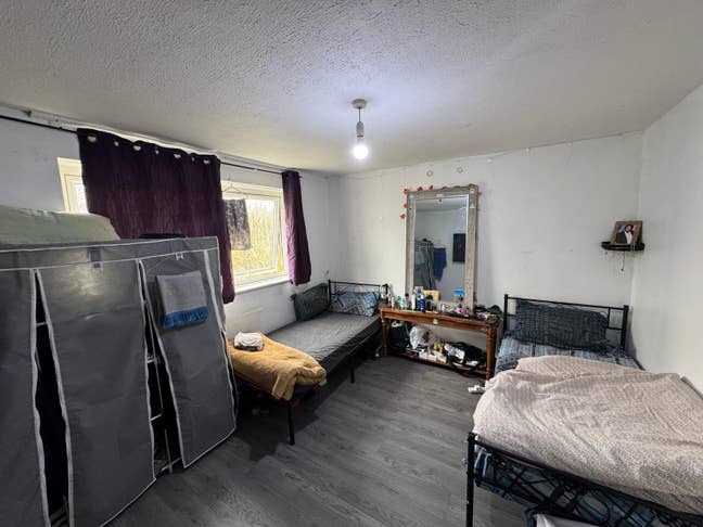 Shared space in a double room. Main Photo