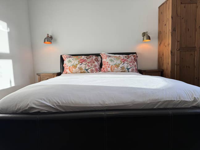 Beautiful furnished King bed en-suite professional Main Photo