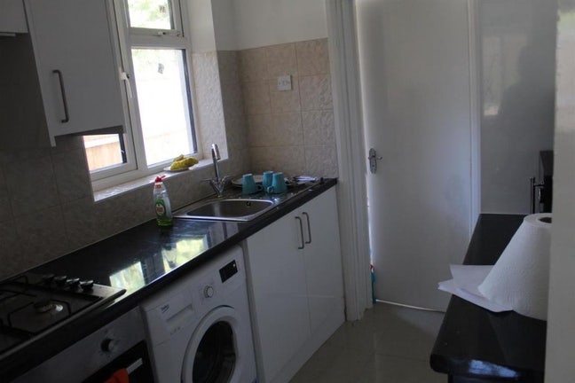 Double Room to Rent &pound;750.00 all inclusive. Main Photo