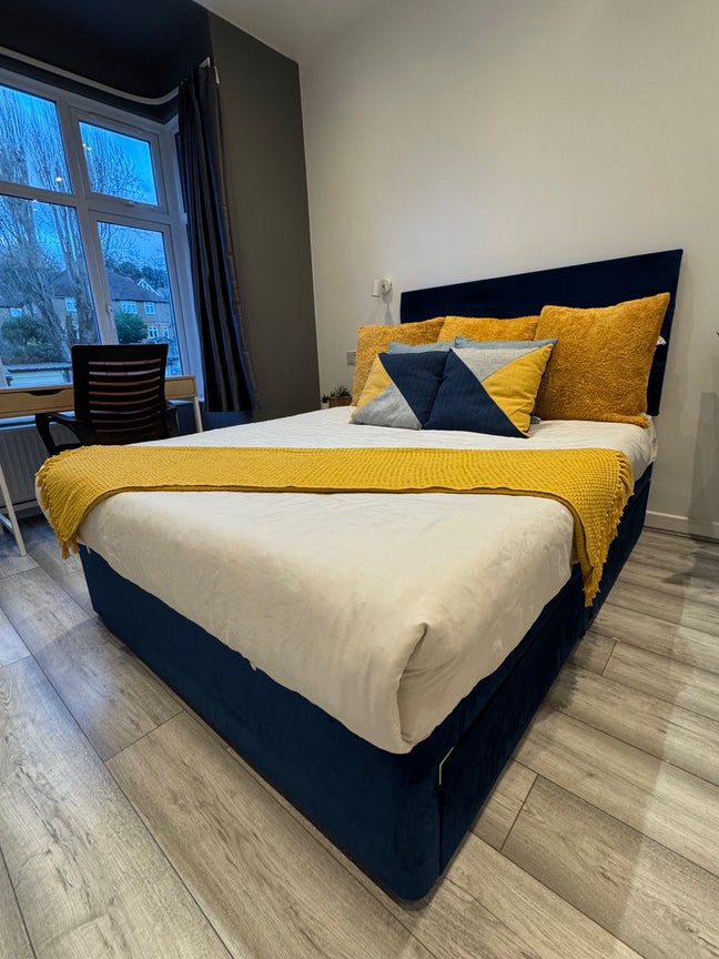 Amazing Designer Room with En-suite  Main Photo