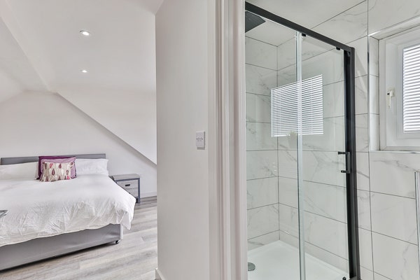 Modern, Furnished Room Available Professional home Main Photo