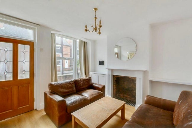 Spacious Double Room with Private Office Space – W Main Photo