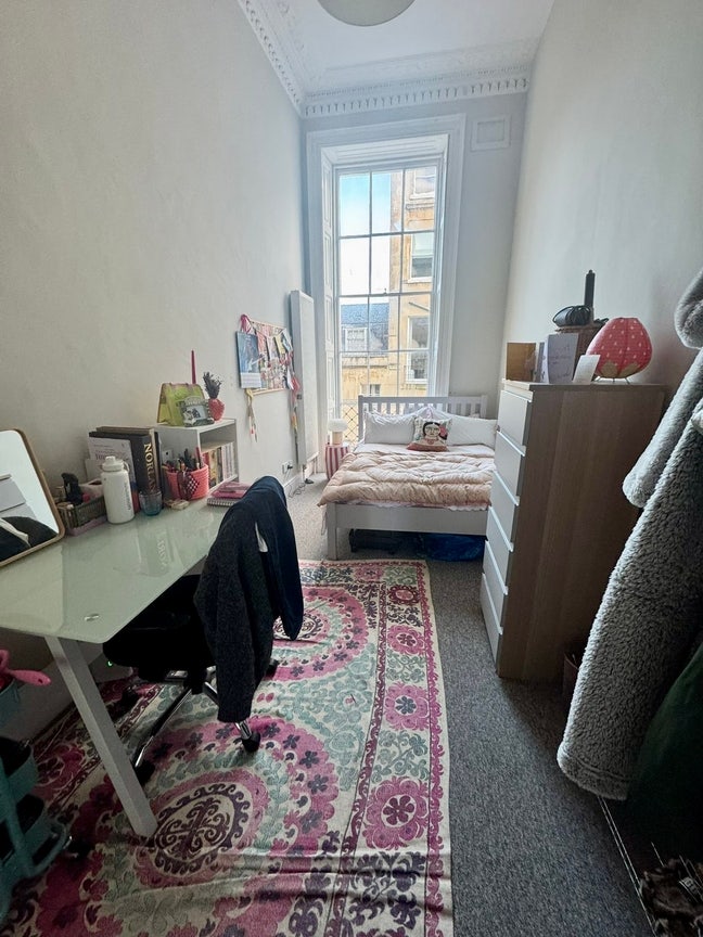 A gorgeous flat with lovely housemates  Main Photo