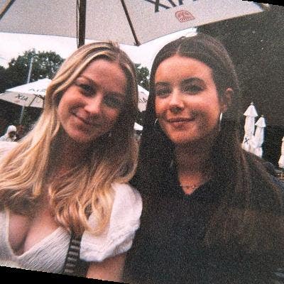 Professional Female (23) seeking a double room Main Photo