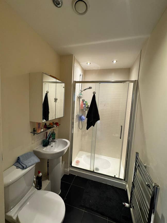 Flat share just 3 minutes to station Main Photo