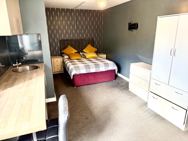 Huge double room with en suite and kitchenette Main Photo