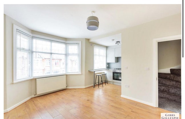 Gorgeous airy room in West Harrow Main Photo